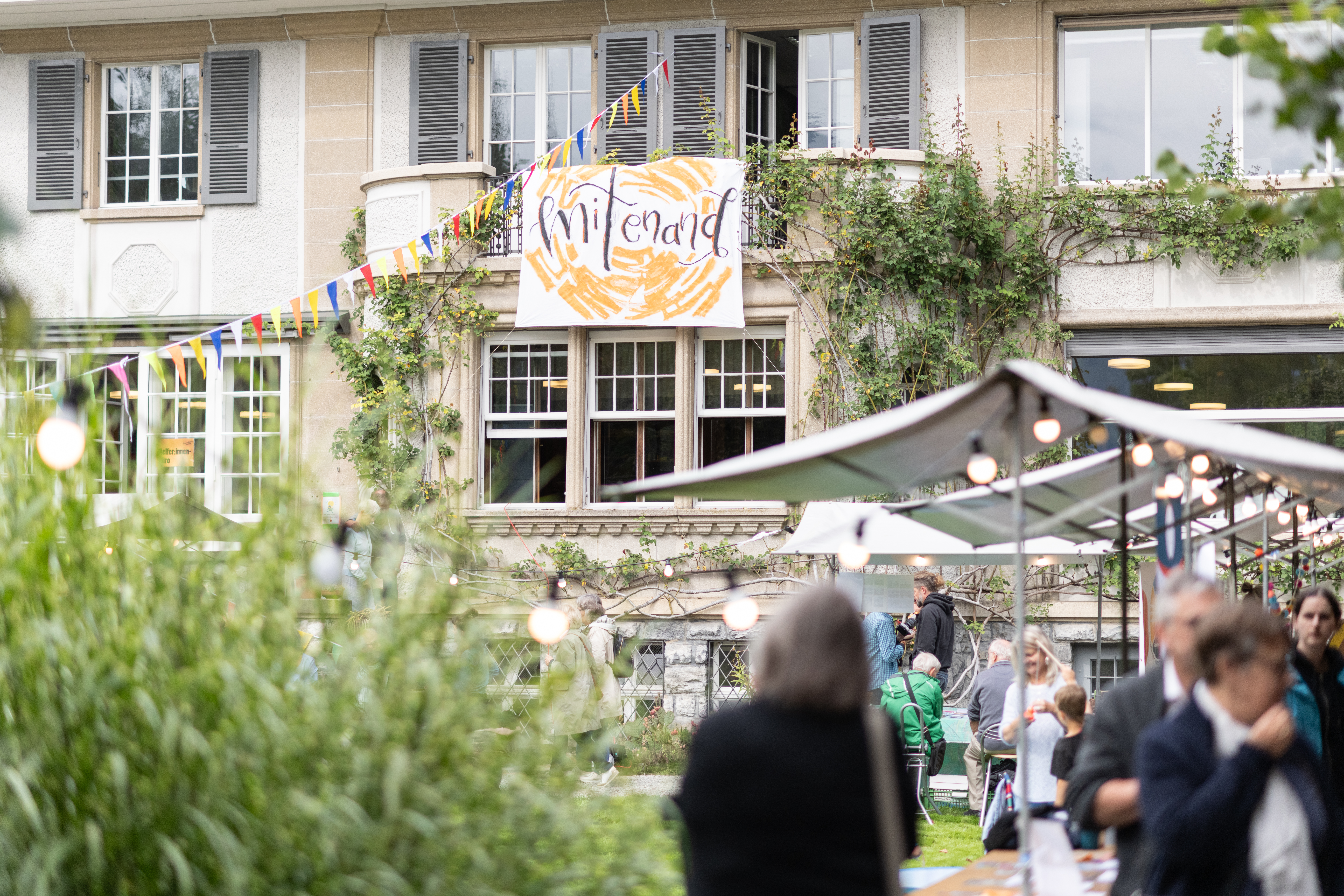 Zäme cho, zäme si, zäme tanze, zäme rede, zäme ässe, zäme mache, …